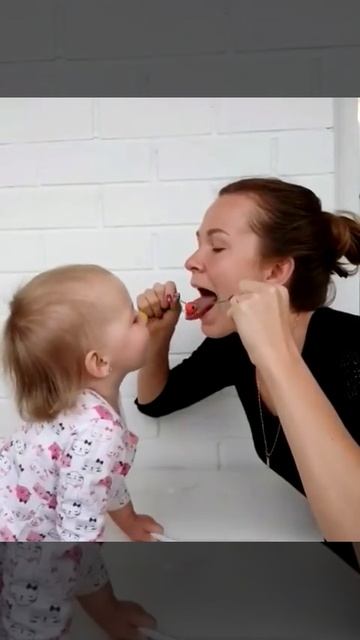 "Мама и малыш играют в забавную игру с жевательной резинкой"
