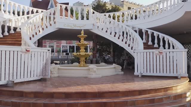 Геленджик, очень красивые и удобные пляжи. А также бары и рестораны. смотреть онлайн