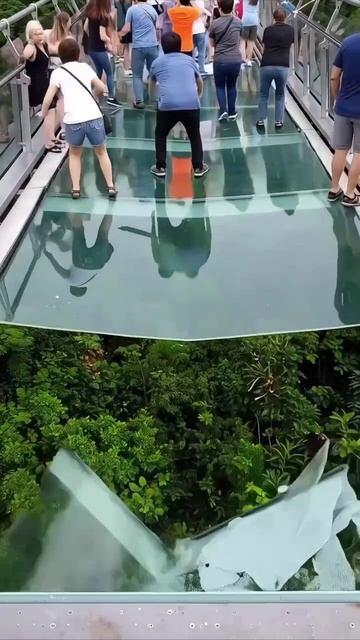 Пожилая туристка разбила стеклянный мост в Китае камнем — погибли десятки людей. смотреть онлайн
