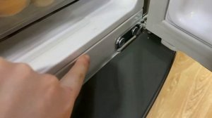 Не закрывается дверь холодильника. Что делать?