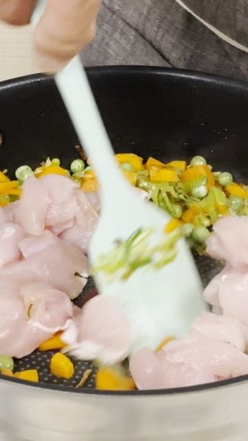 Суп с пастой орзо, куриным бульоном и шпинатом — уют в тарелке!🍲