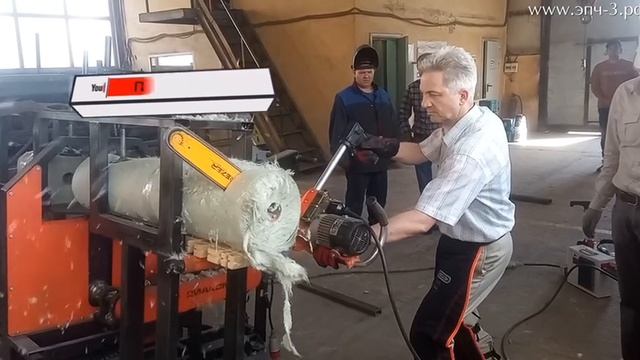 Пилим рулон геотекстиля цепной пилой