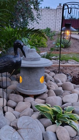 Японский фонарь из ведра и цемента