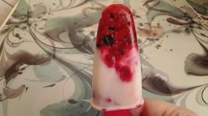 Мороженое из молока и ягод.