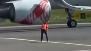 Мужчину засосало в двигатель самолета в итальянском аэропорту Орио-аль-Серио