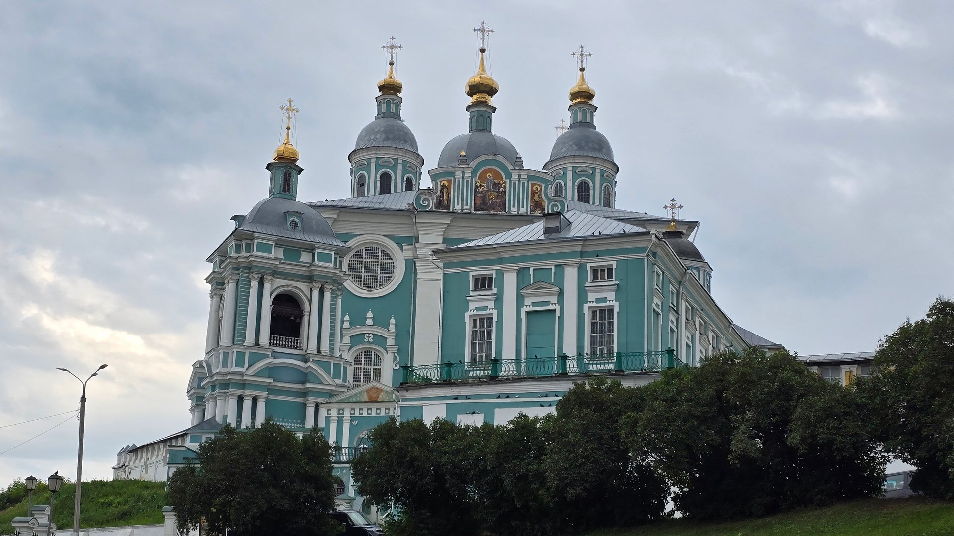 Внезапно колокольный звон на вершине Смоленска в Свято-Успенском кафедральном соборе смотреть онлайн