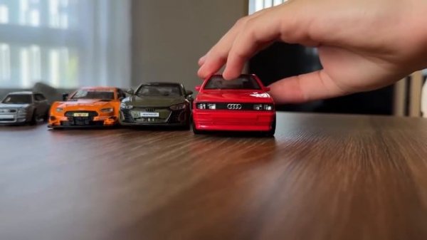 Марк показывает свои литые автомобили Audi — от 1 до 100 долларов (масштаб 1_64 к 1_18)
