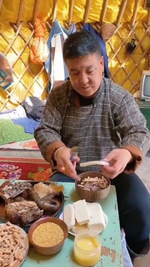 Вот так готовлю себе вкусный чай, а вы как? И пойду доить коров.