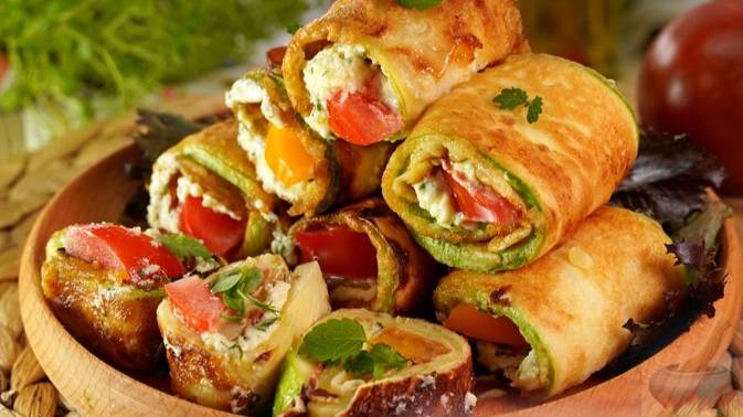 Готовятся просто, выглядят эффектно. РУЛЕТИКИ ИЗ КАБАЧКОВ С ПОМИДОРАМИ