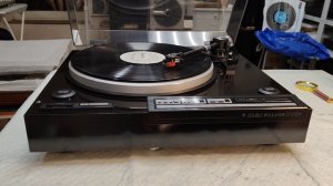 Проигрыватель виниловых дисков Pioneer PL-3F. Очень хороший проигрыватель виниловых пластинок.