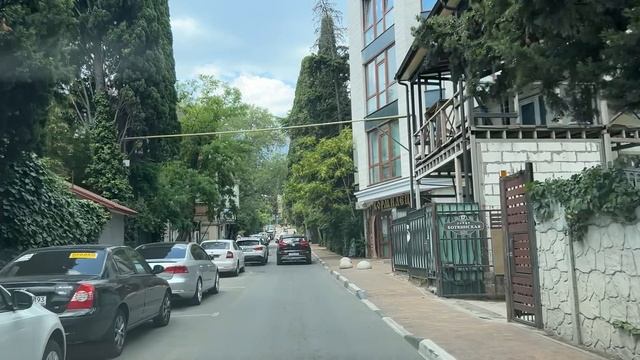 Ялта. По ул. Боткинской от ул. Севастопольской, до ост "Ромашка". 06.07.2025. Крым. Crimea. Yalta. смотреть онлайн