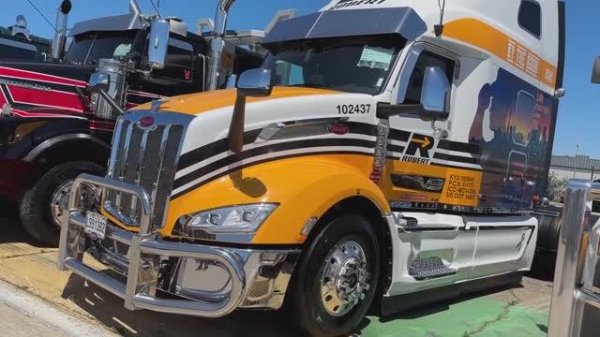 Peterbilt 579 Ultra Loft Sleeper 2024