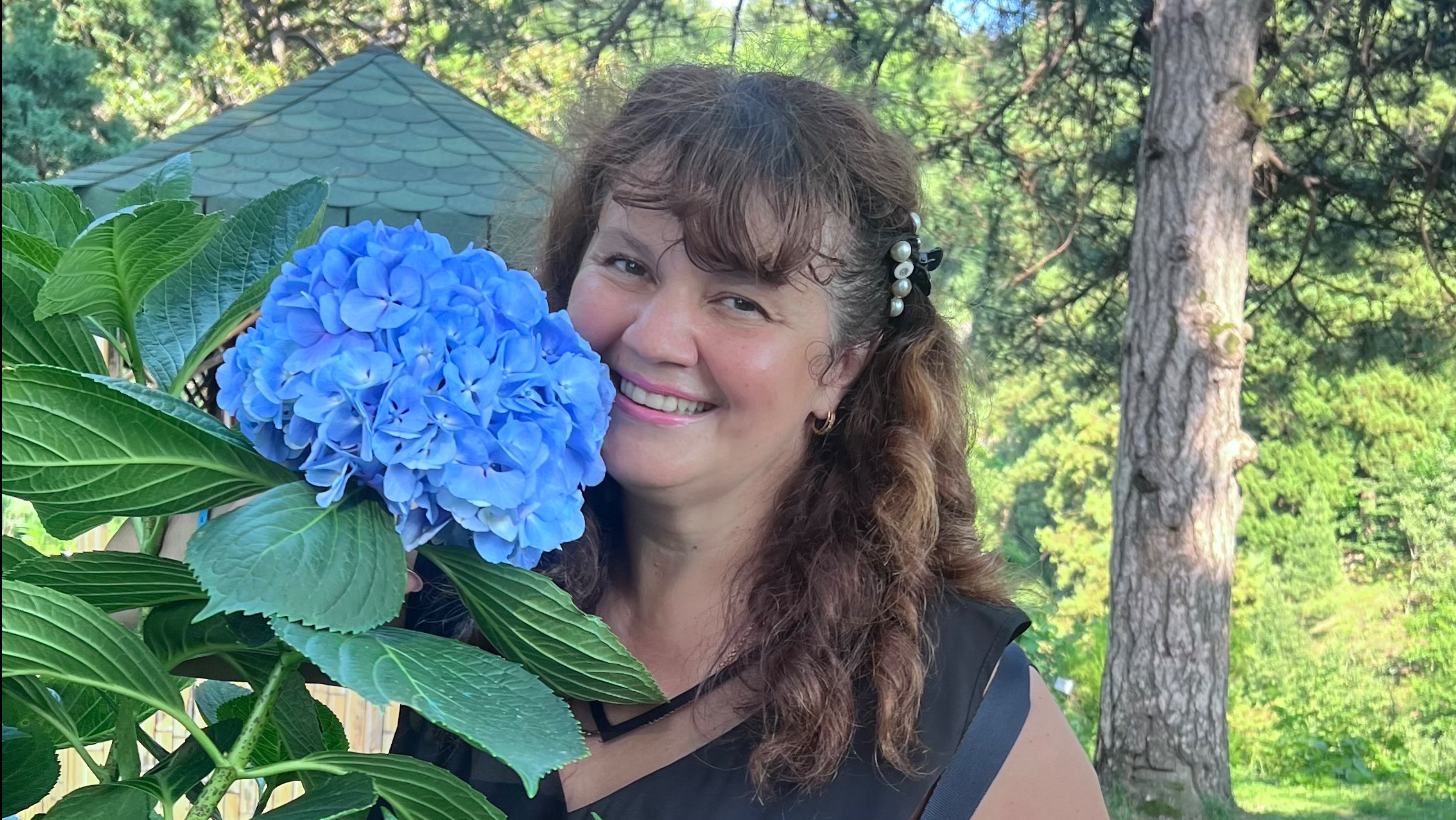 Смех и комплименты: незабываемый день в ботаническом саду! Веселый пасечник угостил медом смотреть онлайн