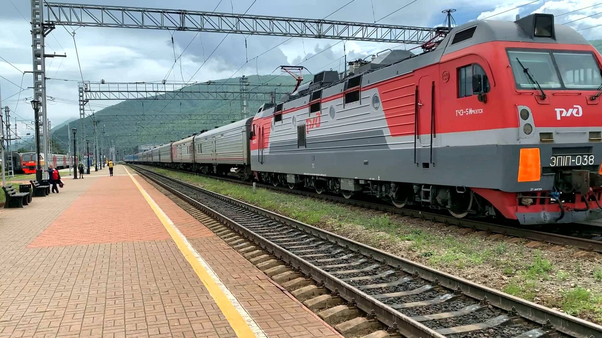 Поезда РЖД на озере Байкал - ЖД-вокзал Слюдянка: пассажирские и грузовые поезда России летом смотреть онлайн