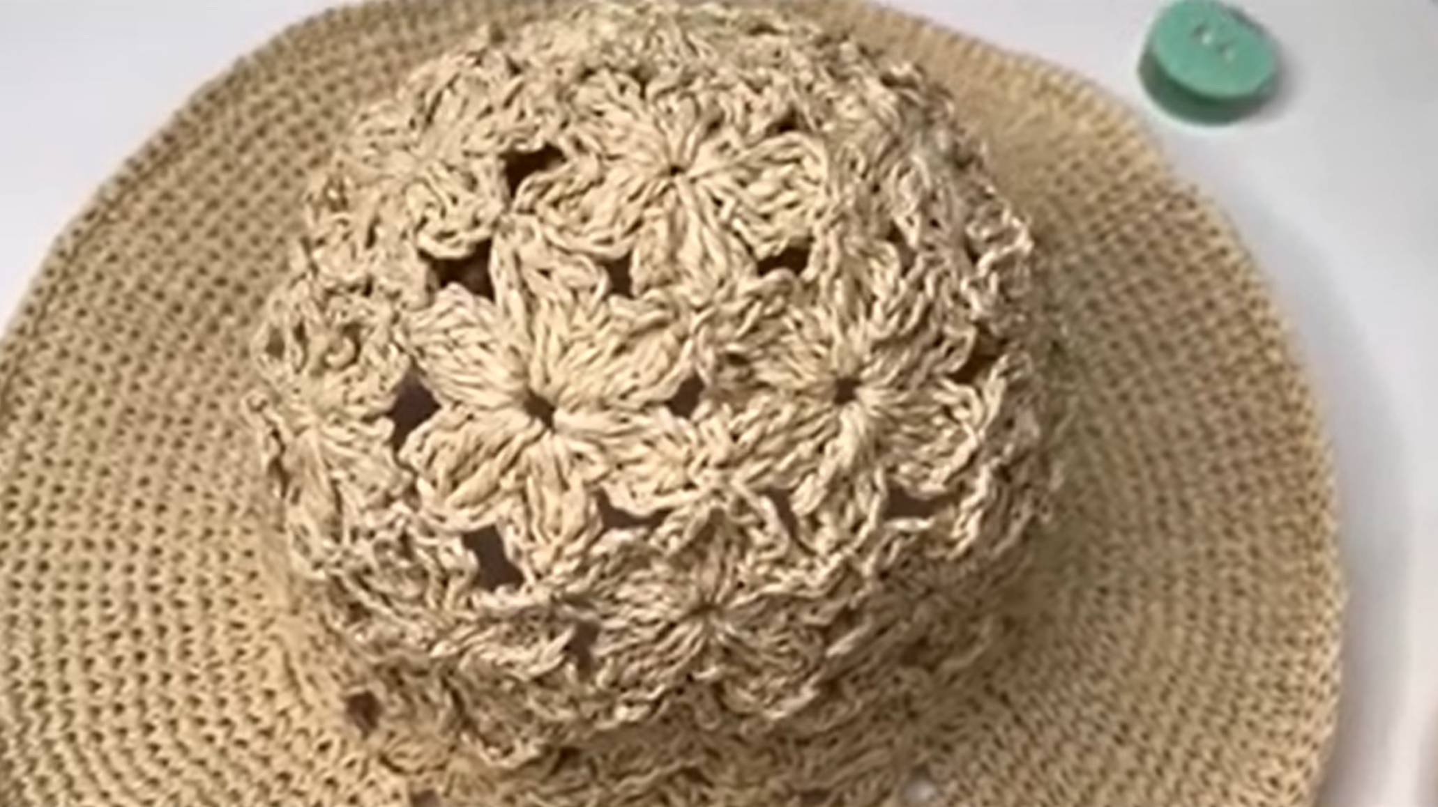 Урок по вязанию солнцезащитной шляпы из раффиа | Вязание свободного размера. 2 часть.