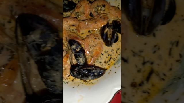 Морепродукты. Как приготовить . Мидии, креветки королевские. Очень вкусно в сливочном соусе. Рецепт смотреть онлайн