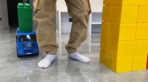 Марк и забавные истории о грузовике с новыми машинами