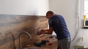 ЖИЗНЬ В СТАНИЦЕ./ УСТАНОВИЛИ СТЕНОВУЮ ПАНЕЛЬ.