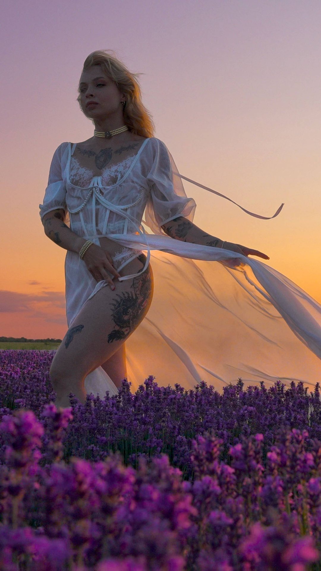 Девушка в Лаванде на Закате ❤️ Снято на 📷 Sony A1 mark 2 - 24-70 F2.8 GM II смотреть онлайн