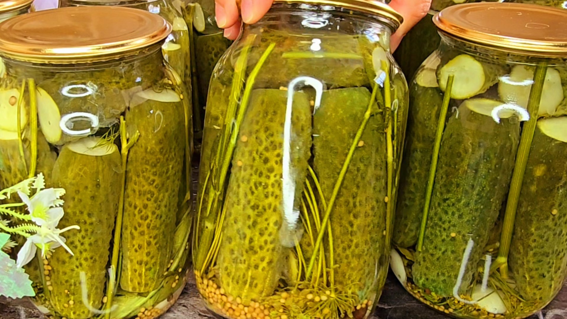 ПРОСТО ЗАЛИВАЮ КИПЯТКОМ. Закрываю по 50 банок и мало! Зимой огурцы не покупаю! Хрустящие ОГУРЦЫ смотреть онлайн