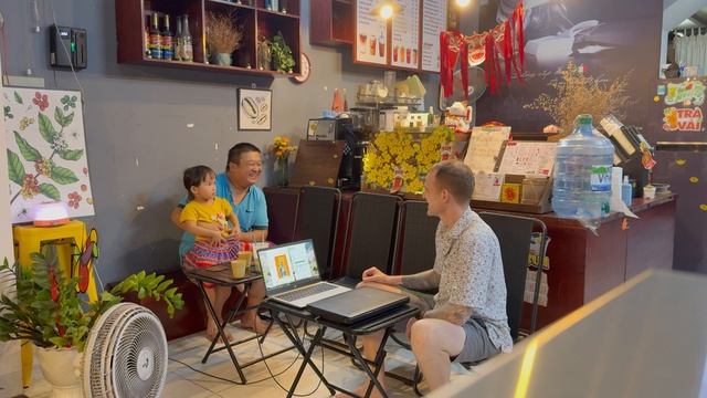 Учитель английского языка со своим трехлетним учеником