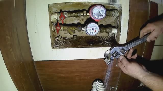 Чтобы поменять смеситель не отключая воду в квартире... смотреть онлайн