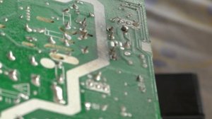 Как выпаять элемент из двухсторонней платы, лайфхак #元件焊接 #soldering of components