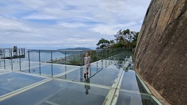 приехала в парк со стеклянным мостом смотреть онлайн