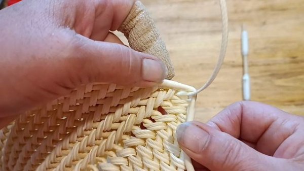 Поднос- листик корневым плетением из ротанга