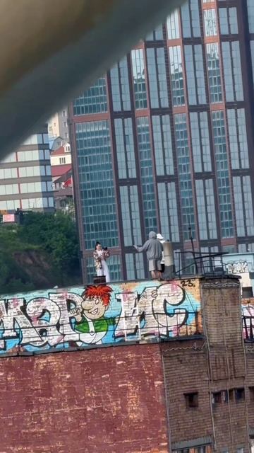 Владивосток в шоке: кто эти люди на крыше и почему их не остановили? смотреть онлайн