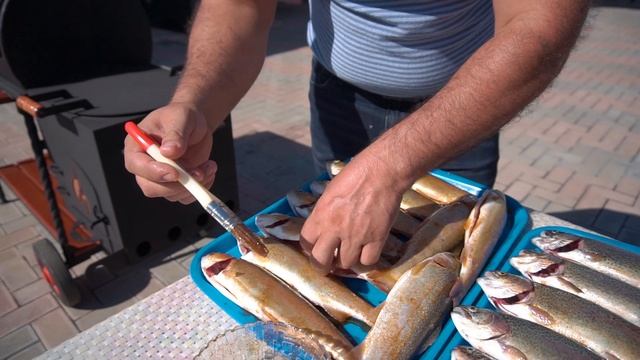 КАК ПРИГОТОВИТЬ ВКУСНУЮ КОПЧЕНУЮ ФОРЕЛЬ ДОМА? смотреть онлайн