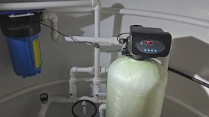 Установка умягчителя воды в кессоне.