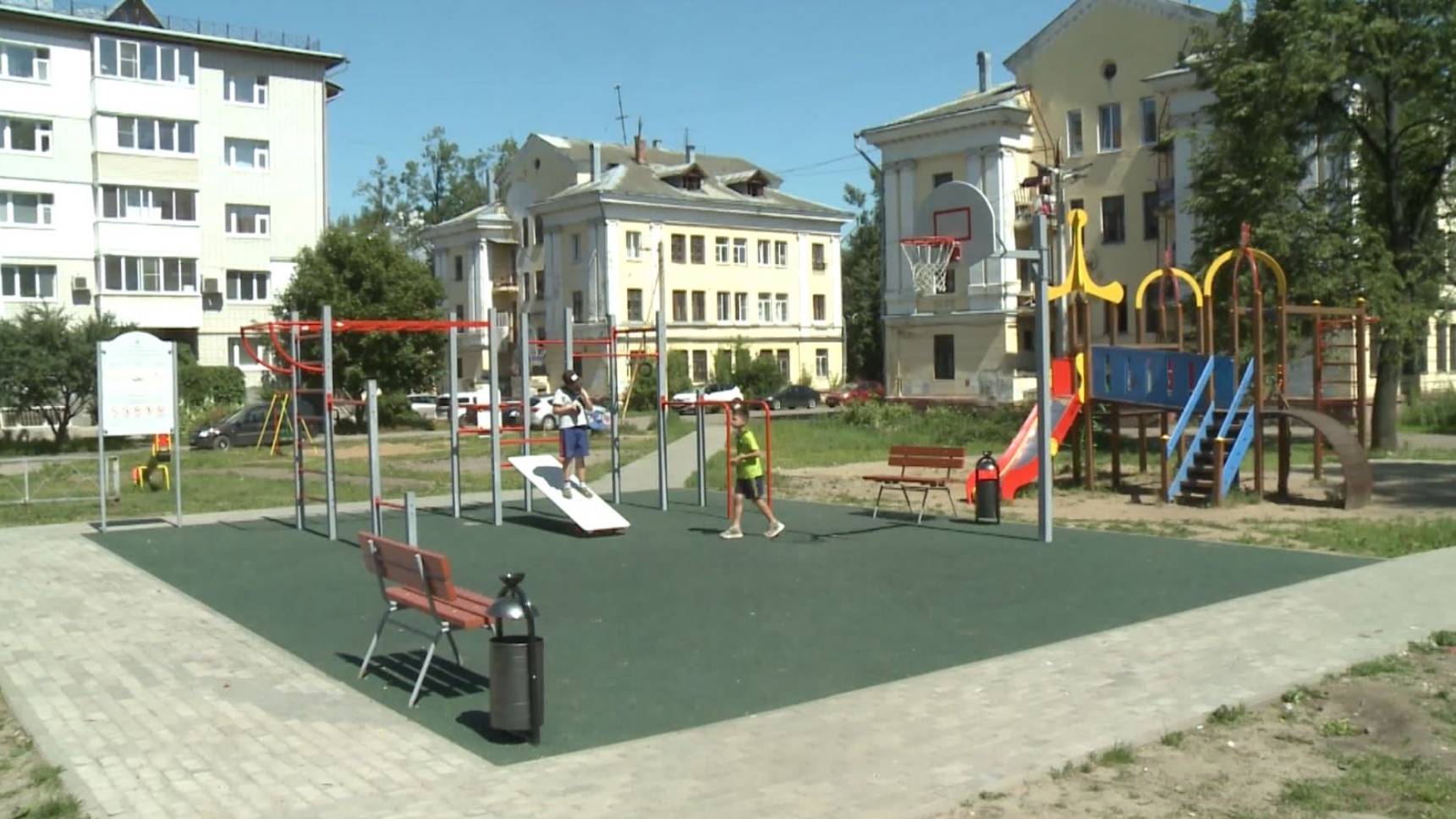 В Ярославле проверили благоустройство трёх дворов смотреть онлайн