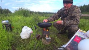 Живем на берегу реки в палатке. Река полна рыбой. Рыба стаями ходит за приманками.