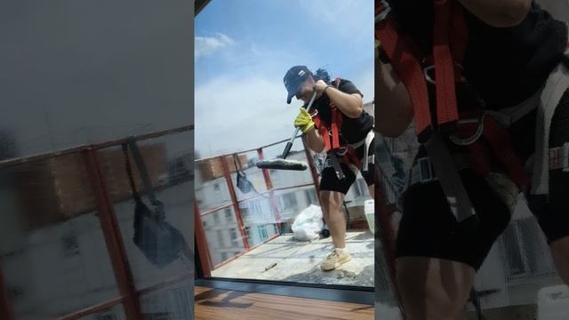 В МКНЦ нашей палаты на шестом этаже моют окна... смотреть онлайн