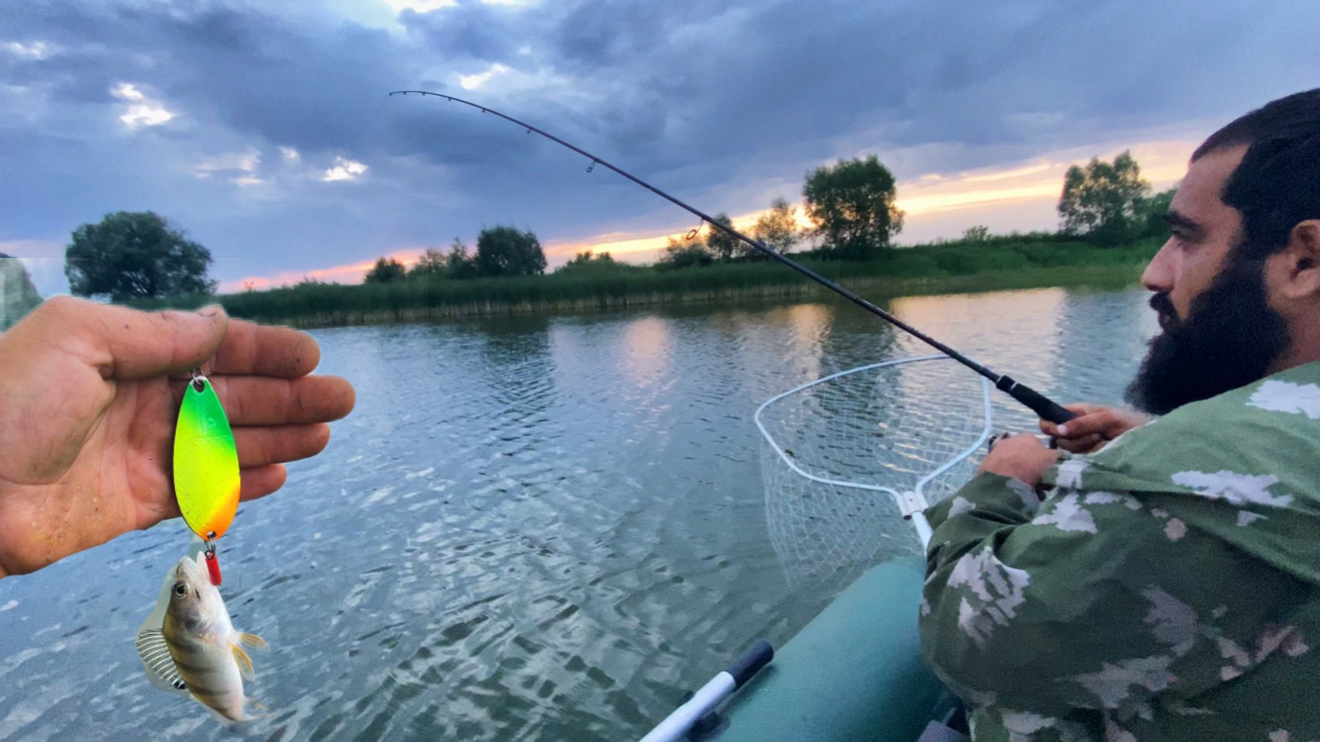 ЭТА БЛЕСНА ПРОСТО КОСИТ РЫБУ!!РЫБАЛКА на СПИННИНГ С ЛОДКИ!!АКТИВНЫЙ КЛЕВ ЩУКИ!! смотреть онлайн