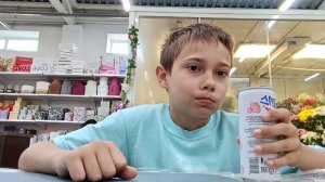 пробую клубнично-молочный
 газированный напиток из Кореи