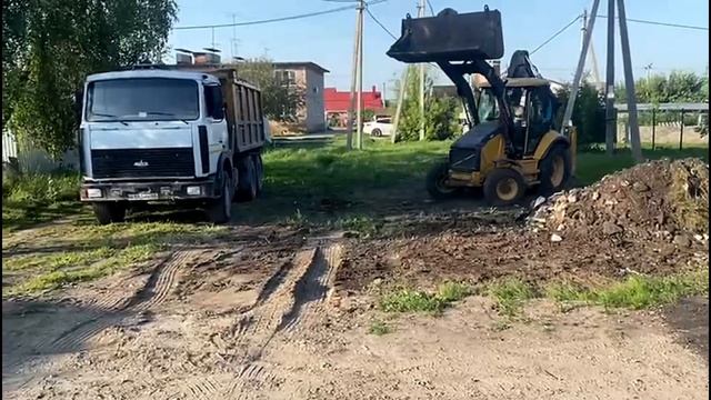 Экскаватор - погрузчик Volvo BL61B в работе