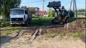 Экскаватор - погрузчик Volvo BL61B в работе