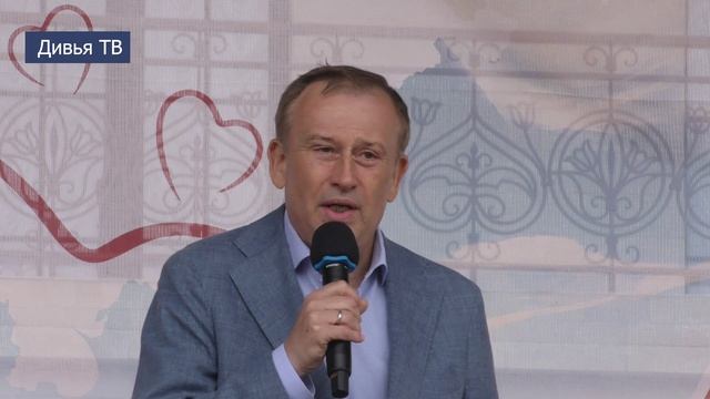 В Тихвине прошел семейный фестиваль под названием "Путешествие с любовью" смотреть онлайн