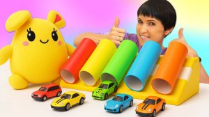 Строим гоночную трассу для машинок с Машей Капуки и Лаки – весёлые гонки и вкусный приз!