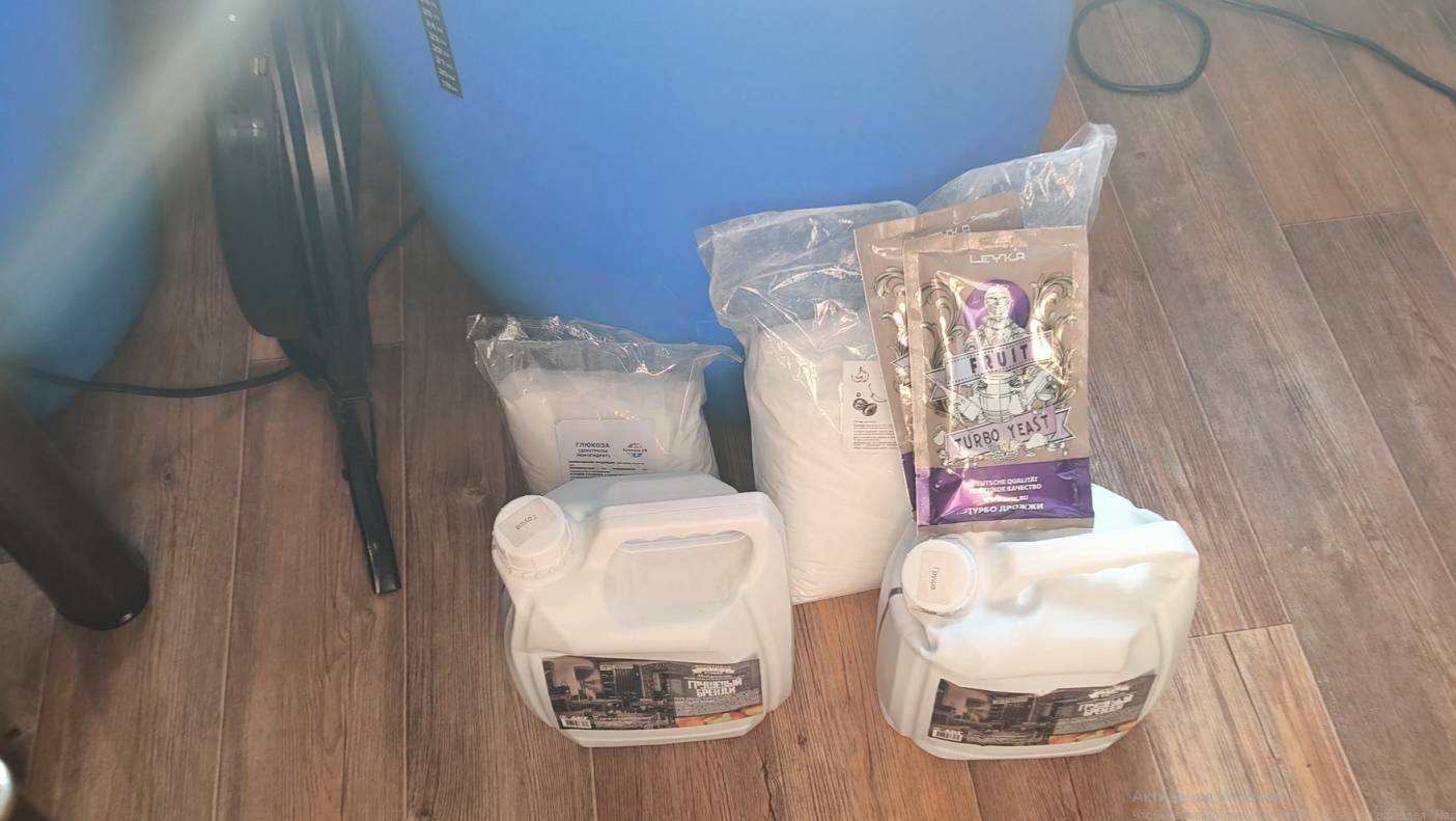 Грушевый бренди из концентрата на тарелках Domspirt 2