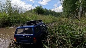 RC джип Mn78 1/12 Cherokee гоняет по грязи