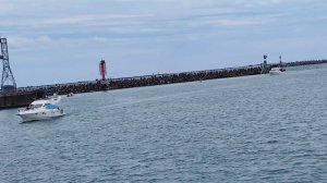 Вышли в открытое море в Сочи, встреча с дельфинами.