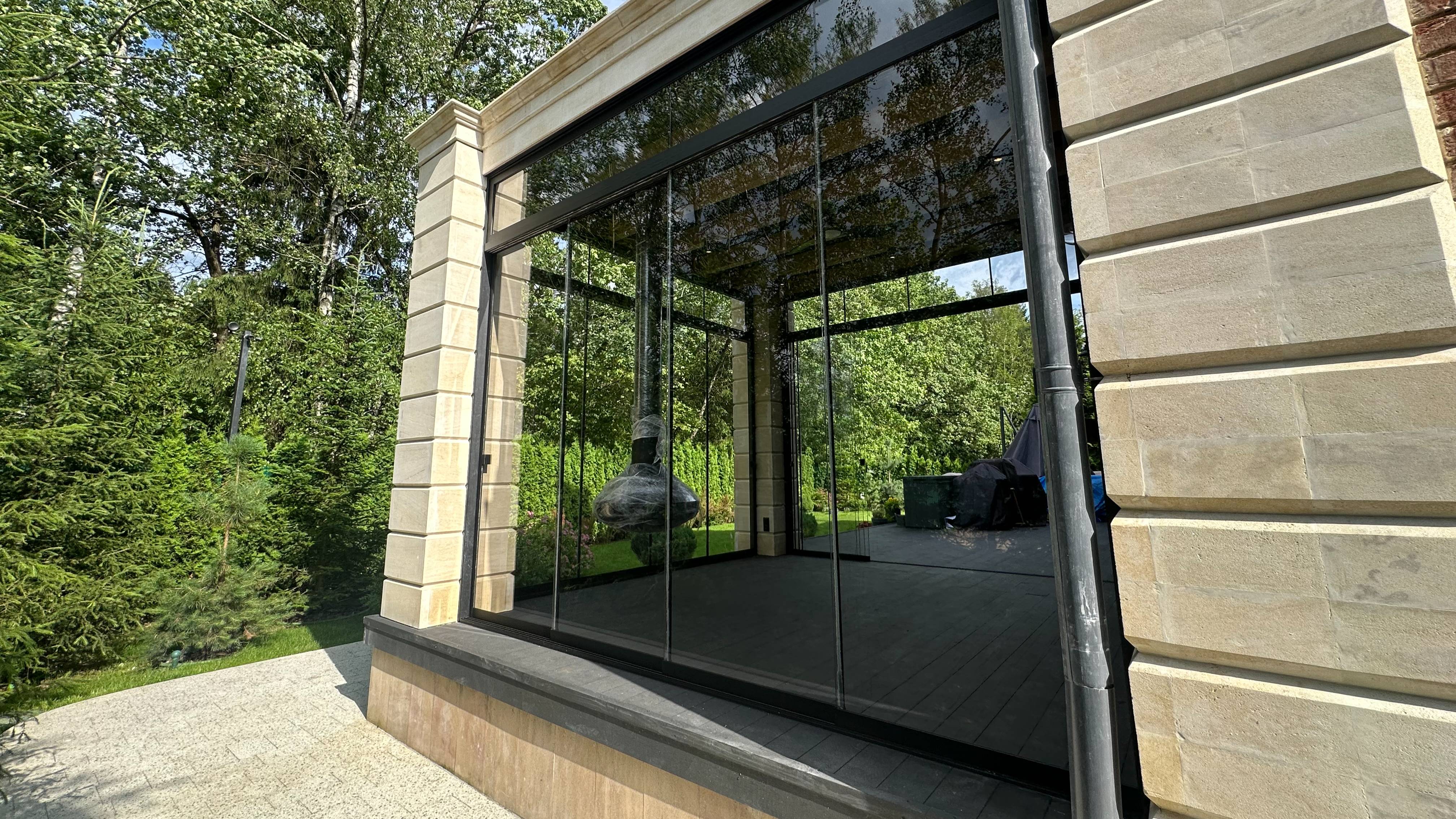 Безрамное остекление террасы раздвижной слайд системой Albert Genau SlideNext (Турция).