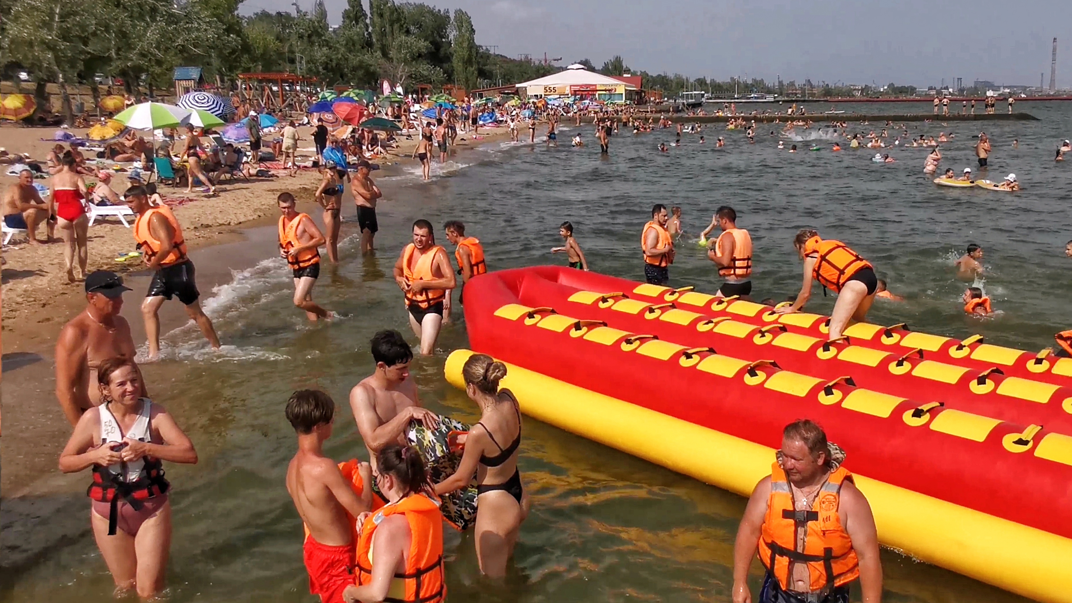 МАРИУПОЛЬ Максимальная жара Спасает только МОРЕ! 🏬Восстановление и Жизнь Сегодня смотреть онлайн