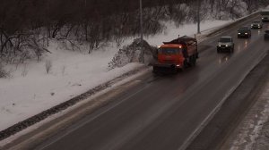 Дорожная машина ДМК-40 на шасси КамАЗ-65115-L4 (М 108 ХХ 22). Работа КДМ по уборке трассы.