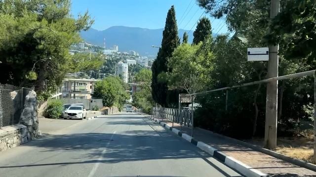 Ялта. По ул.Красноармейской вниз от ост.Сеченова до перекрестка с ул. Гоголя. 05.07.25. Крым. Yalta. смотреть онлайн