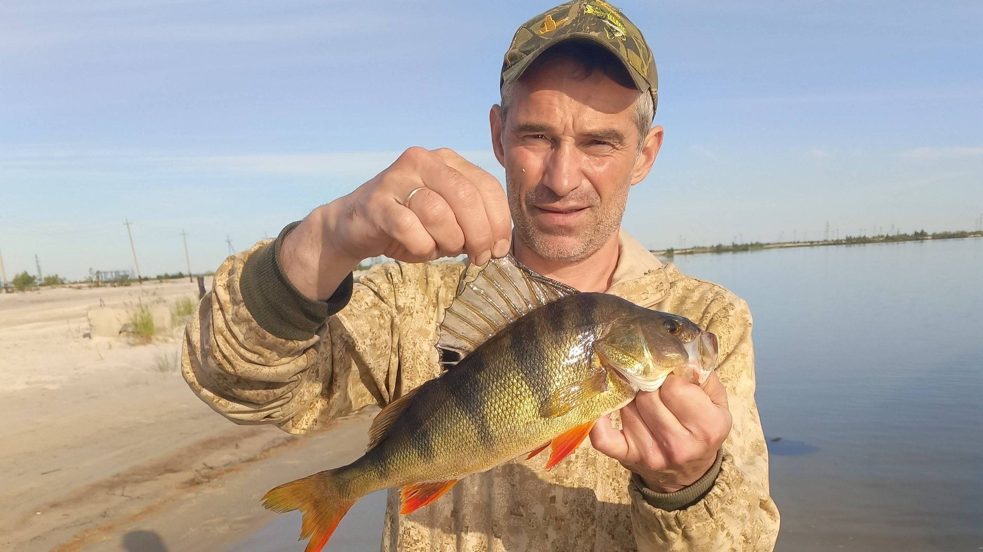 НОВОЕ ОЗЕРО С КРУПНЫМИ ОКУНЯМИ.РЫБАЛКА НА СПИННИНГ. смотреть онлайн