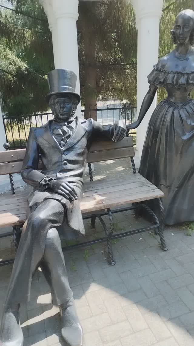 Скульптура А. С. Пушкина и Натальи Гончаровой в парке. смотреть онлайн